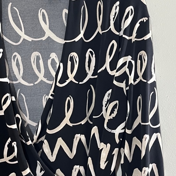 Chicos Chic Top L Black Faux Wrap Chevron Artsy Mature Neutral Resort Classic - Picture 4 of 12